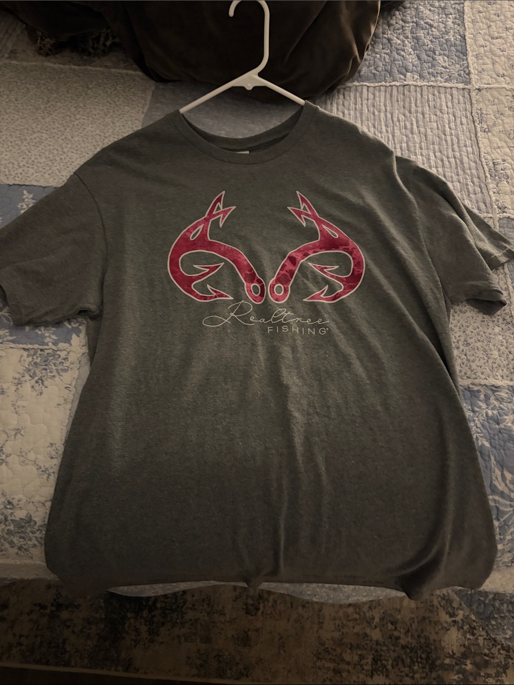 Realtree Fishing Women’s Charcoal Graphic Tee - Gray with Red Logo